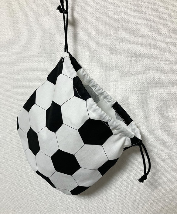 新入荷❤️大きめサイズ巾着　サッカー好き⚽️サッカーボール巾着⚽️両サイド紐 4枚目の画像