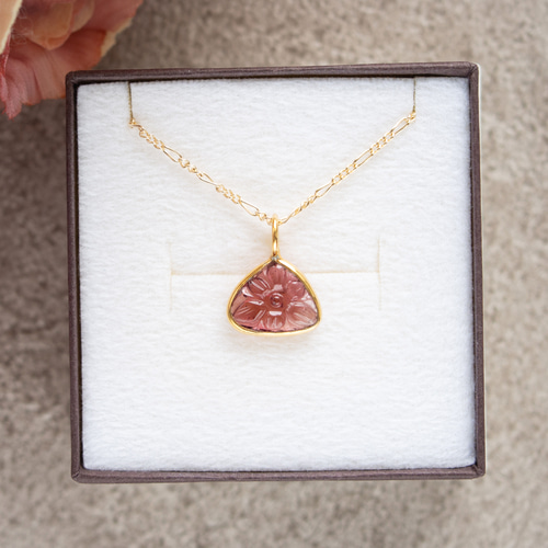 リーフカービング、ピンクトパーズ14kgfチャーム