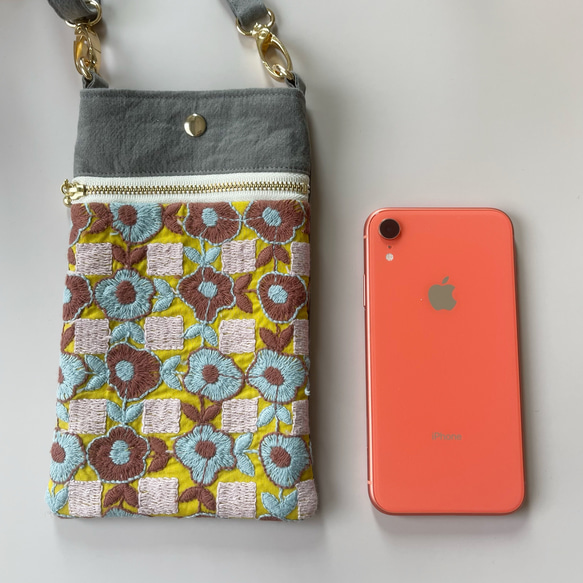 レトロフラワー　グレー　刺繍 おでかけしたくなる スマホショルダー　スマホポシェット ギフト 6枚目の画像