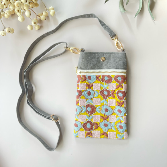 レトロフラワー　グレー　刺繍 おでかけしたくなる スマホショルダー　スマホポシェット ギフト 1枚目の画像