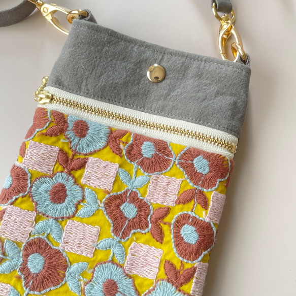 レトロフラワー　グレー　刺繍 おでかけしたくなる スマホショルダー　スマホポシェット ギフト 2枚目の画像