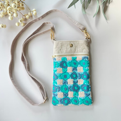 レトロフラワー　ピンク×ブルー　刺繍 おでかけしたくなる スマホショルダー　スマホポシェット ギフト 2枚目の画像