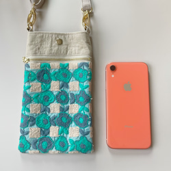 レトロフラワー　ピンク×ブルー　刺繍 おでかけしたくなる スマホショルダー　スマホポシェット ギフト 3枚目の画像