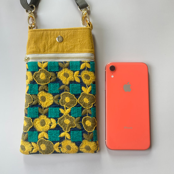 レトロフラワー　マスタード 刺繍 おでかけしたくなる スマホショルダー　スマホポシェット ギフト 4枚目の画像