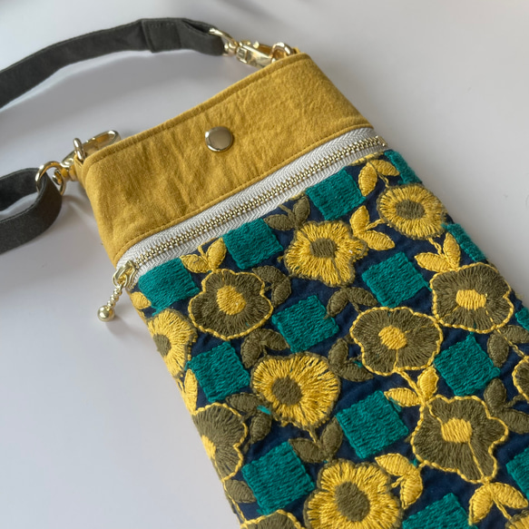 レトロフラワー　マスタード 刺繍 おでかけしたくなる スマホショルダー　スマホポシェット ギフト 2枚目の画像