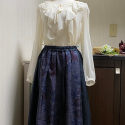 絹　大島紬２柄　フレアスカート　赤い花模様と濃紺亀甲柄　着物リメイク　257 1枚目の画像