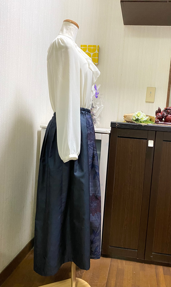 絹　大島紬２柄　フレアスカート　赤い花模様と濃紺亀甲柄　着物リメイク　257 3枚目の画像