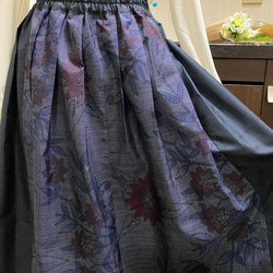 絹　大島紬２柄　フレアスカート　赤い花模様と濃紺亀甲柄　着物リメイク　257 7枚目の画像