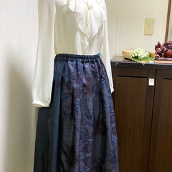絹　大島紬２柄　フレアスカート　赤い花模様と濃紺亀甲柄　着物リメイク　257 2枚目の画像