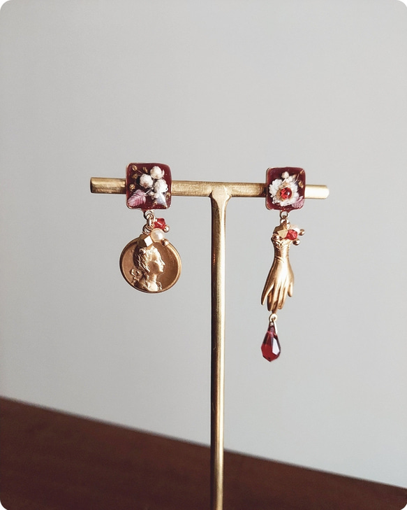 アシンメトリー レッド クリスタル 揺れるお花イヤリング ・ ピアス
