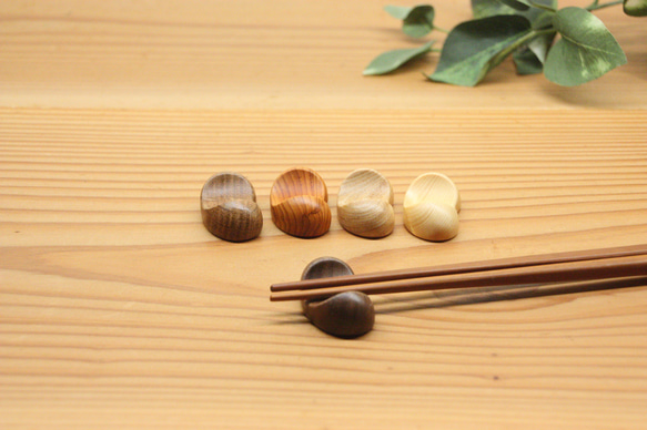 『ワケありな逸品』⑦ 木の箸置き 5個セット　豆形 ミニサイズ 木の種類いろいろ 1枚目の画像