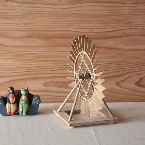 微風で回る木のかざぐるま。「かぜしらす・木の風車（組子細工