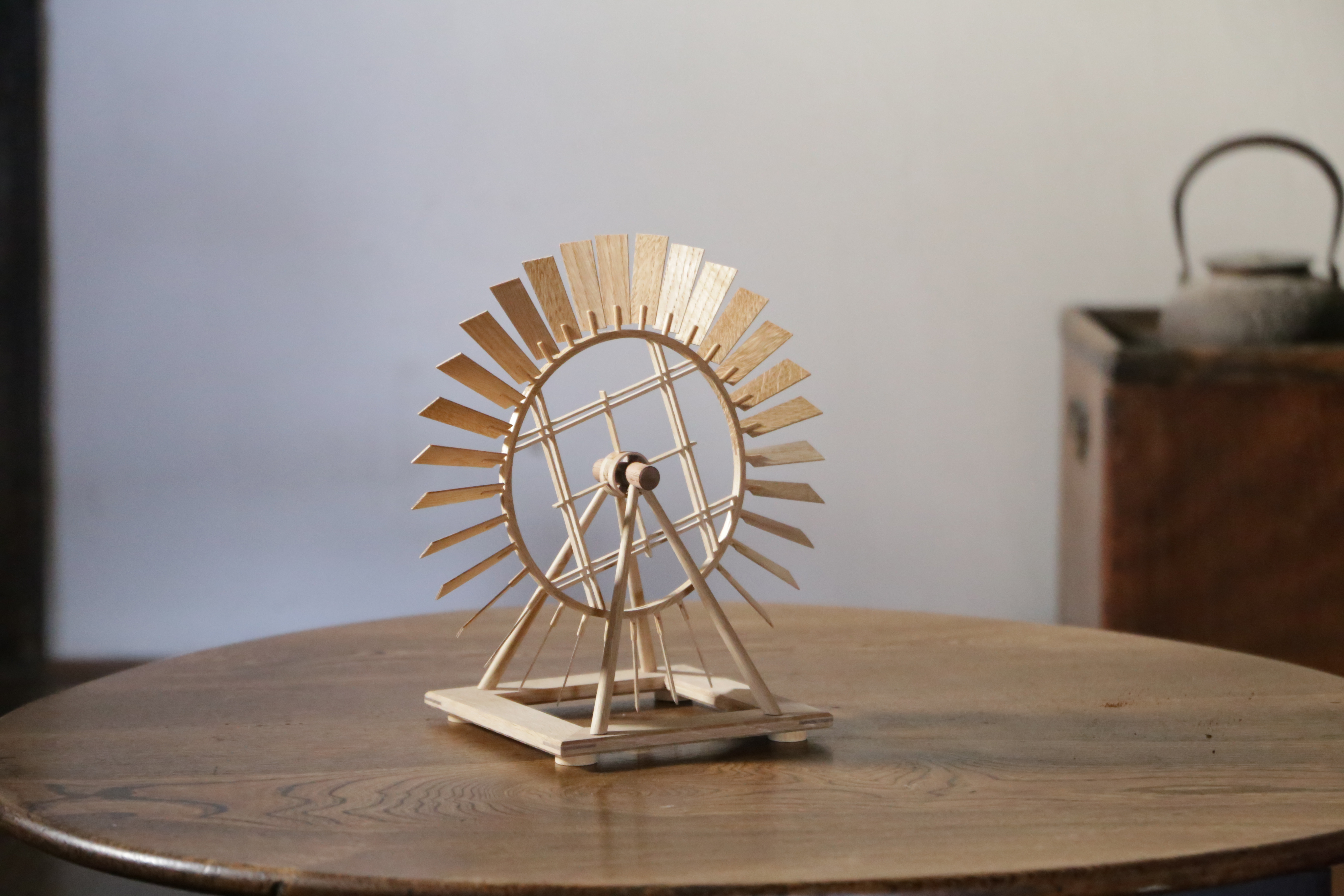 微風で回る木のかざぐるま。「かぜしらす・木の風車（組子細工）」