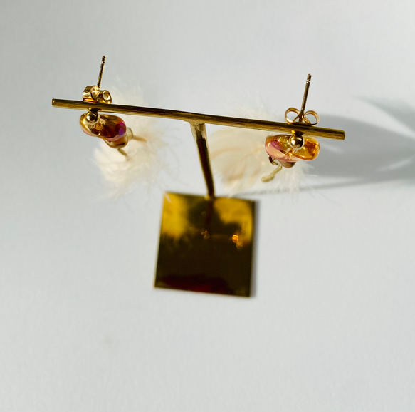 ハンドメイド　ガラスビーズ　と　羽　の　ピアス 2枚目の画像