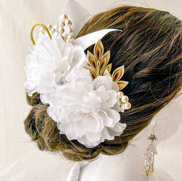 白い花の髪飾り【白×ゴールド色】Uピン 1枚目の画像