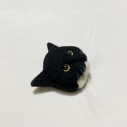 羊毛フェルト 猫ブローチ 黒白 3枚目の画像