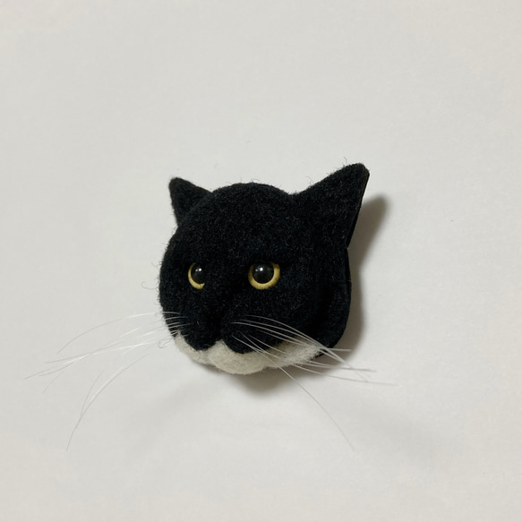 羊毛フェルト 猫ブローチ 黒白 2枚目の画像