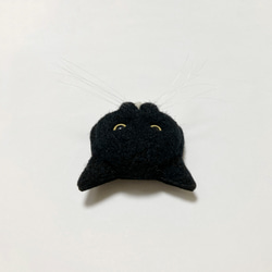羊毛フェルト 猫ブローチ 黒白 4枚目の画像