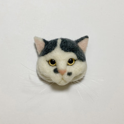 羊毛フェルト 猫ブローチ グレーぶち 1枚目の画像