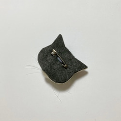 羊毛フェルト 猫ブローチ グレーぶち 5枚目の画像