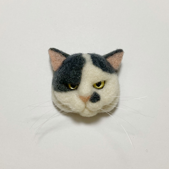羊毛フェルト 猫ブローチ グレーぶち 1枚目の画像