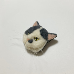 羊毛フェルト 猫ブローチ グレーぶち 2枚目の画像