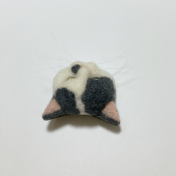 羊毛フェルト 猫ブローチ グレーぶち 4枚目の画像