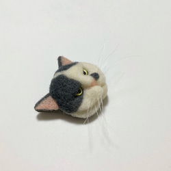 羊毛フェルト 猫ブローチ グレーぶち 3枚目の画像