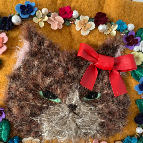 花束を持った猫さん　羊毛フェルト生地のバッグ モフモフ猫さんとお花ブーケ 羊毛フェルト生地のバッグ ハンドバッグ