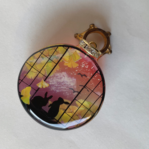 レジン/秋の富士山 窓辺の親子猫 蓄光 オルゴナイトネックレス