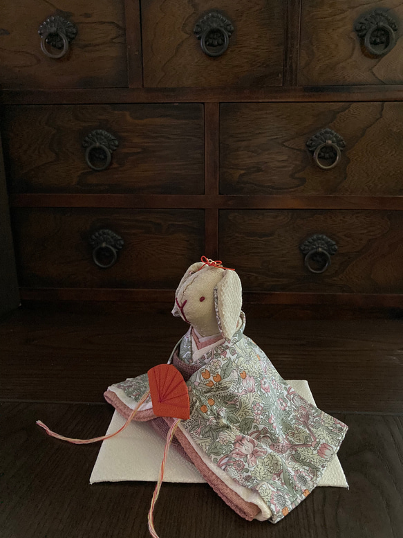 大きなサイズ　リバティー柄のお着物の垂れ耳うさぎの雛人形 (ひな人形、雛人形、お雛様) 3枚目の画像