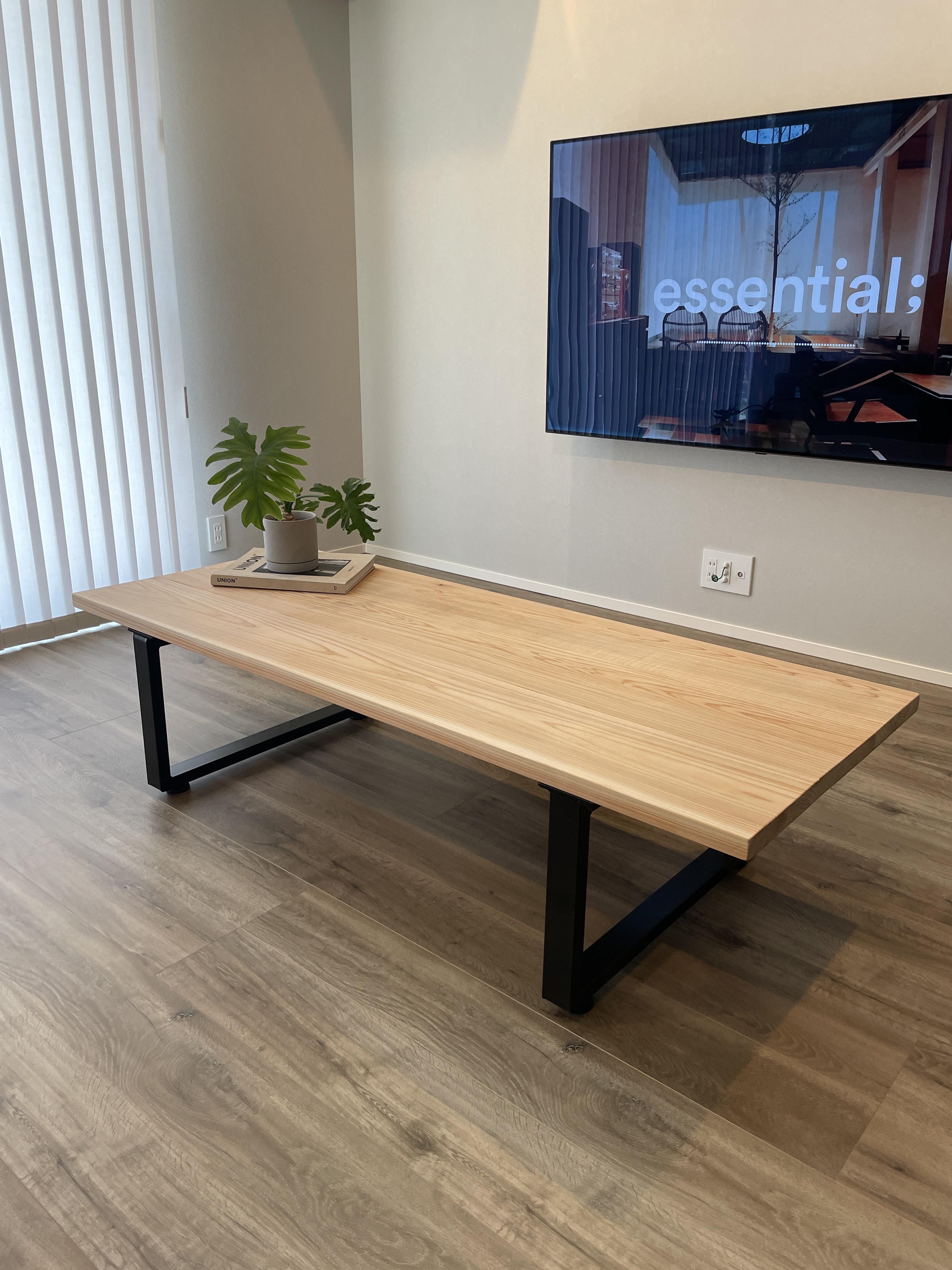 「空間に“味”を加える一台｜無垢材× 重厚アイアン脚ローテーブル」