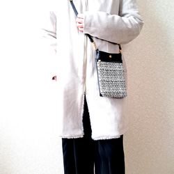 大きめ　スマホショルダー スマホポシェット 外ポケット付き　ファンシーツイード　ミックス　ホワイト&ブラック 14枚目の画像
