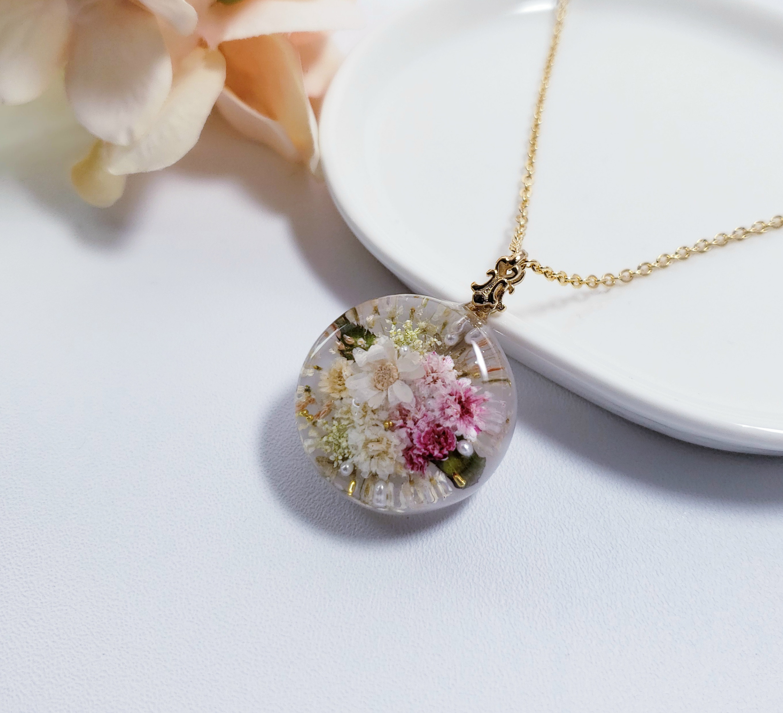 本物のお花を入れたネックレス ホワイト レジンネックレス