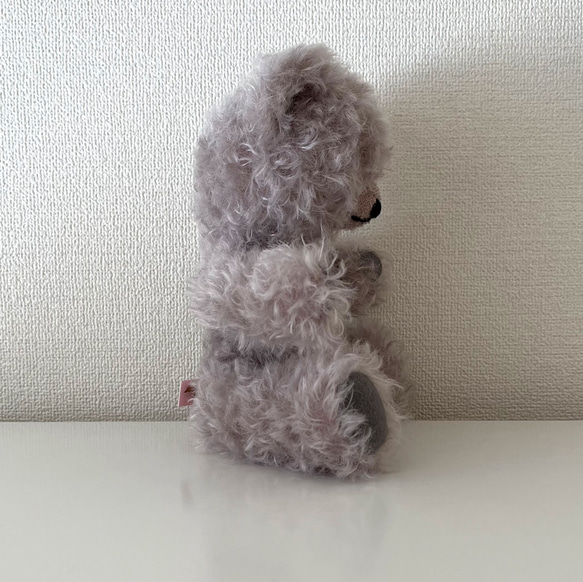 毛がカールしたテディベア 