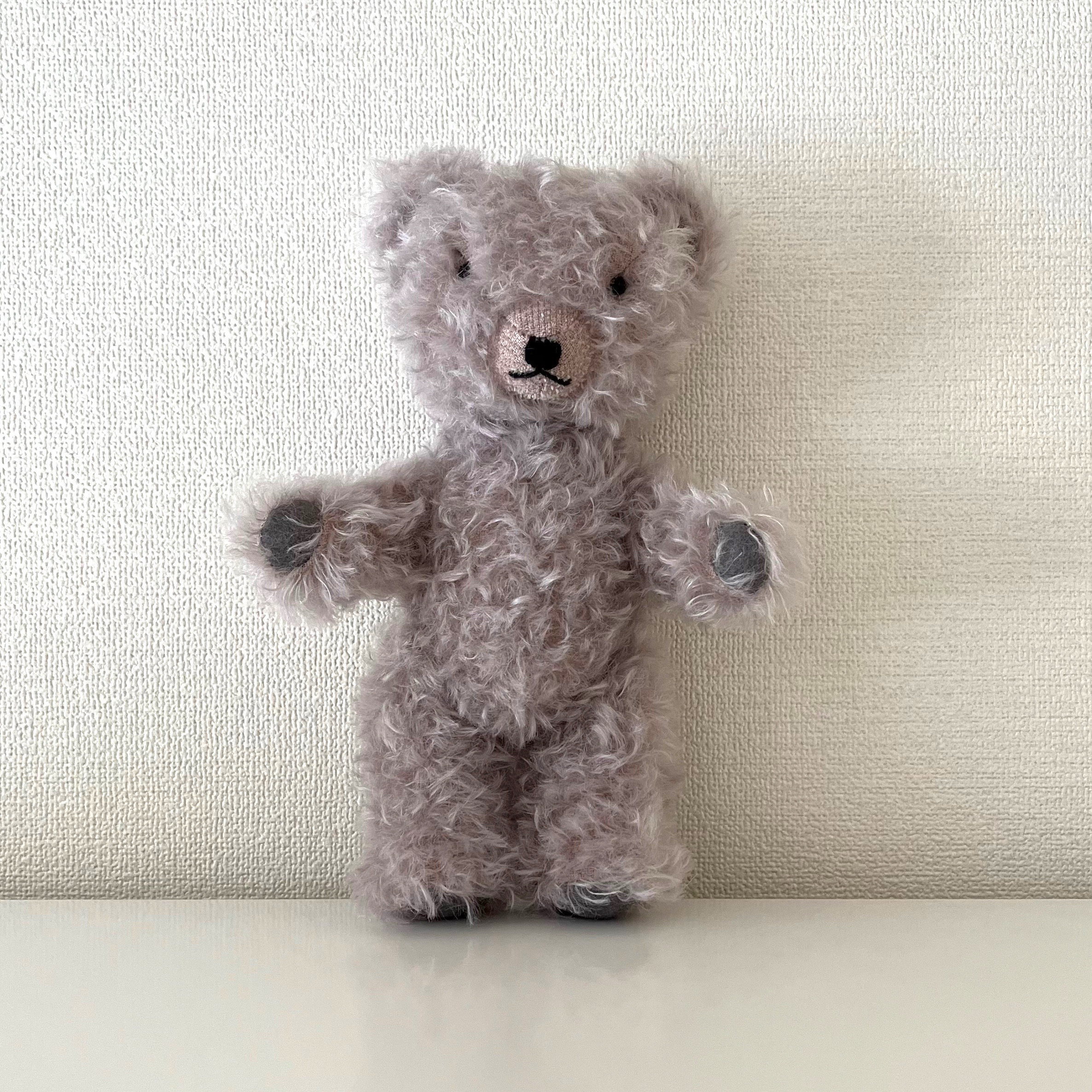 毛がカールしたテディベア