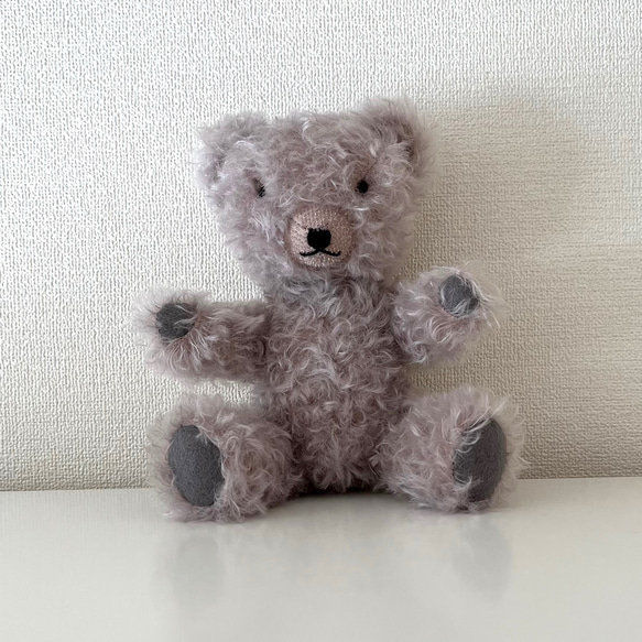 毛がカールしたテディベア 