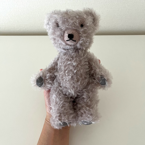 毛がカールしたテディベア 