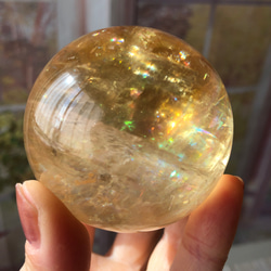 虹！高品質 レインボー オプティカル クリアカルサイト スフィア 丸玉 天然石 カルサイト 丸玉 虹入り 79mm ホワイトカルサイト スフィア 一点