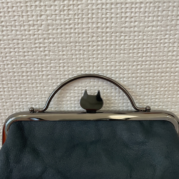 黒猫口金のふっくらシンプルがまぐち（くしゅくしゅ紺色レザー） 2枚目の画像