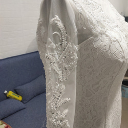 美容產品！婚紗白色蕾絲令人垂涎的禮服優雅純粹的美麗 第4張的照片