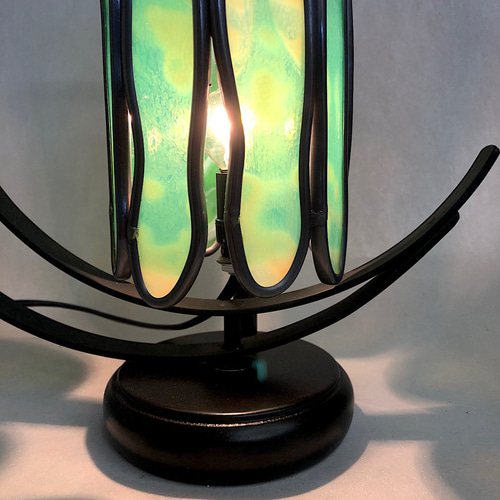 そら豆ステンドグラスランプ（アップルグリーン）三日月型ベース