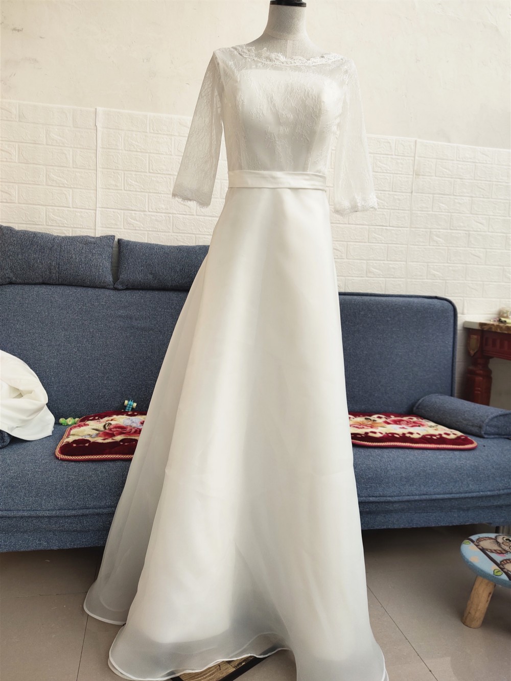 美品！ホワイト パーティードレス  ソフトチュール   ミディアムドレス  エレガント シアーな美しさ