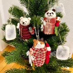 お布団にくるまった白熊・パンダ・猫とホッカイロのクリスマスオーナメント　2点セット　 1枚目の画像