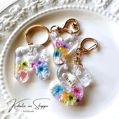 オーダーメイド〉イニシャルキーホルダー【花とパール