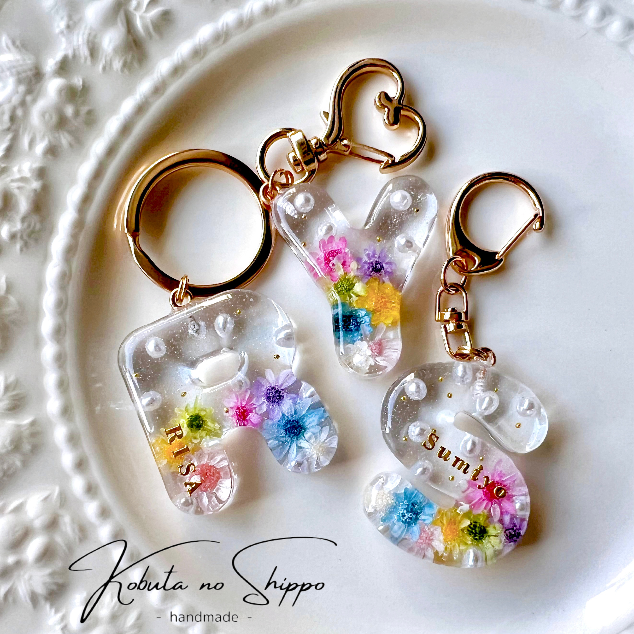 オーダーメイド〉イニシャルキーホルダー【花とパール