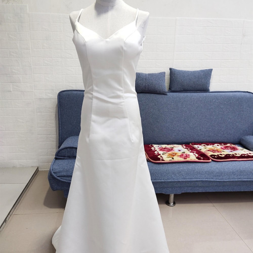 美品！ウエディングドレス ホワイト Vネック 光沢サテン 短トレーン  