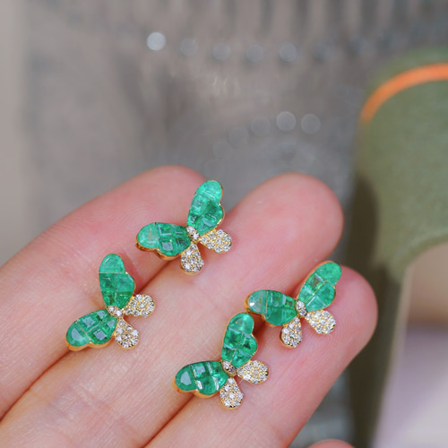 蝶々モチーフ エメラルドピアスk18 ピアス(スタッド・一粒 蝶々モチーフ エメラルドピアスk18 ピアス(スタッド・一粒