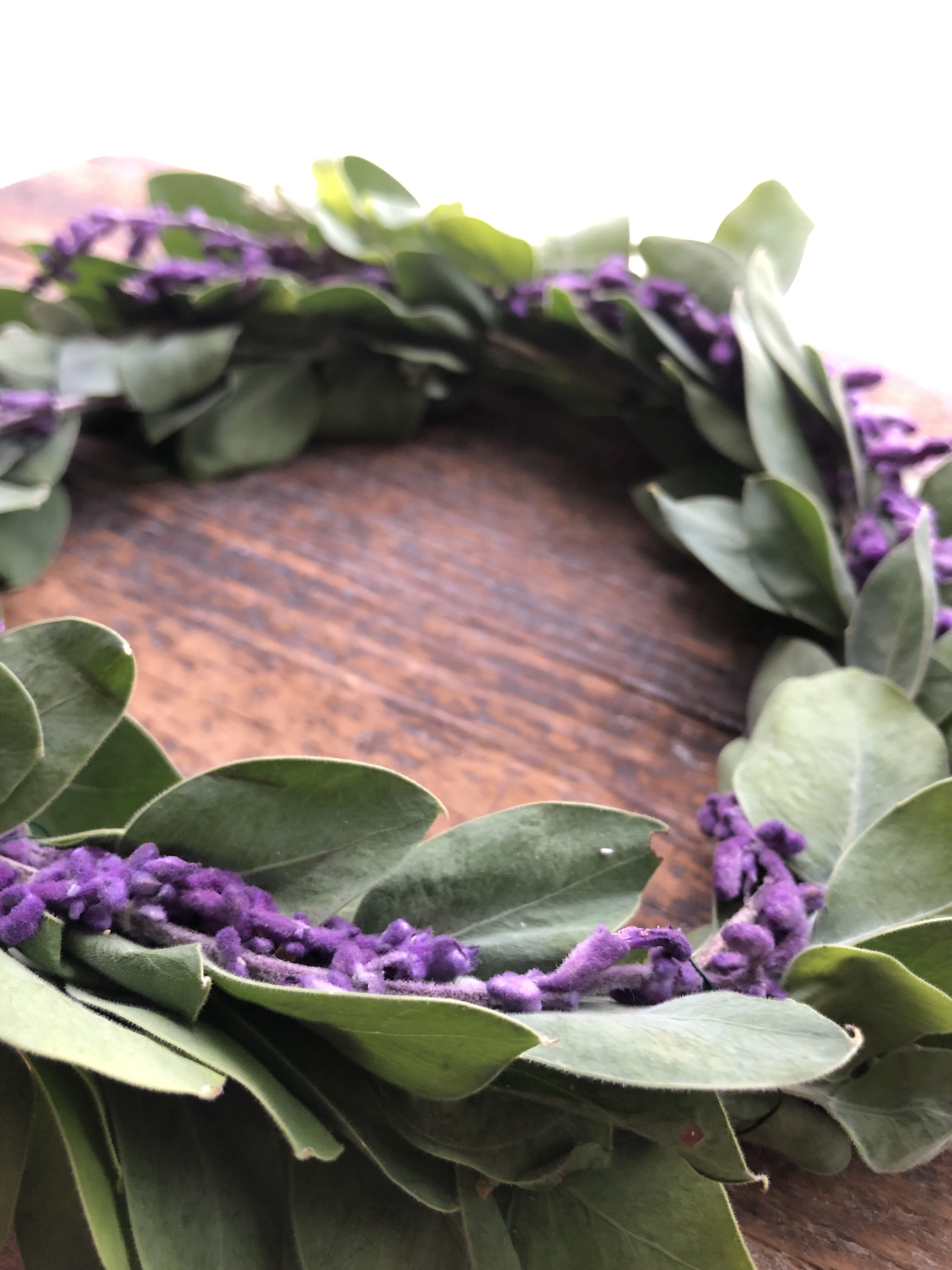 オーレアミモザとエリンジウムのリース　ビオラ　アメジストセージ ユーカリ オーレアミモザとエリンジウムのリース ビオラ アメジストセージ