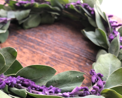 オーレアミモザとエリンジウムのリース　ビオラ　アメジストセージ ユーカリ 0d1f1f1d5cc105d53dfb511eb6d7d6